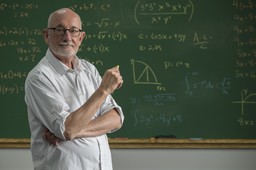 Od czego można uzależnić przyznanie nagrody nauczycielowi [Poradnia samorządowa]