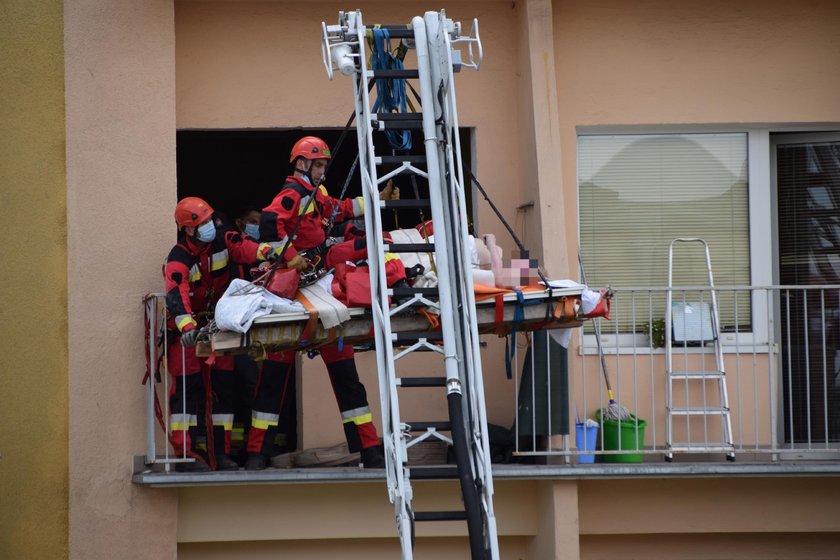 47-latek ze Świnoujścia waży blisko ćwierć tony. Wyniesiono go dźwigiem przez balkon