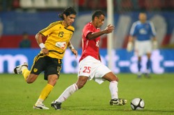 Zdyskwalifikowali piłkarza, bo pocałował herb byłego klubu