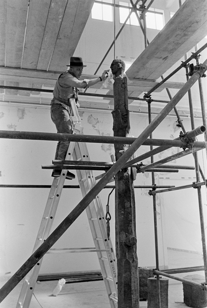 Jozef Bojs radi na Spomeniku budućnosti, izloženom na Bijenalu u Veneciji 1976.