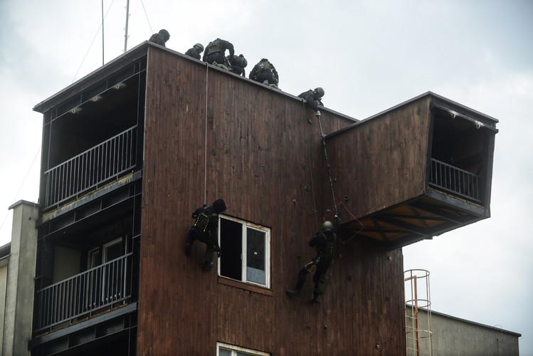 Ćwiczenia funkcjonariuszy Biura Operacji Antyterrorystycznych KGP, sprawdzające stan przygotowań antyterrorystów do szczytu NATO i Światowych Dni Młodzieży