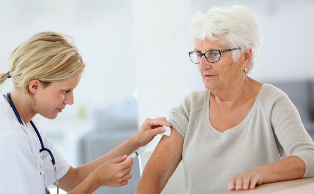 Seniorzy mogą korzystać z darmowych szczepień przeciwko grypie