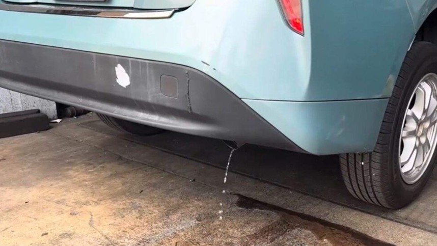 Voda kvapká z výfuku? Kedy je to normálne a kedy hrozí vážna porucha motora!