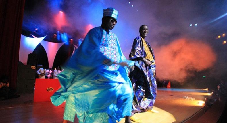 Le chanteur Wally Seck sur scène avec un de ses danseurs lors d'une prestation