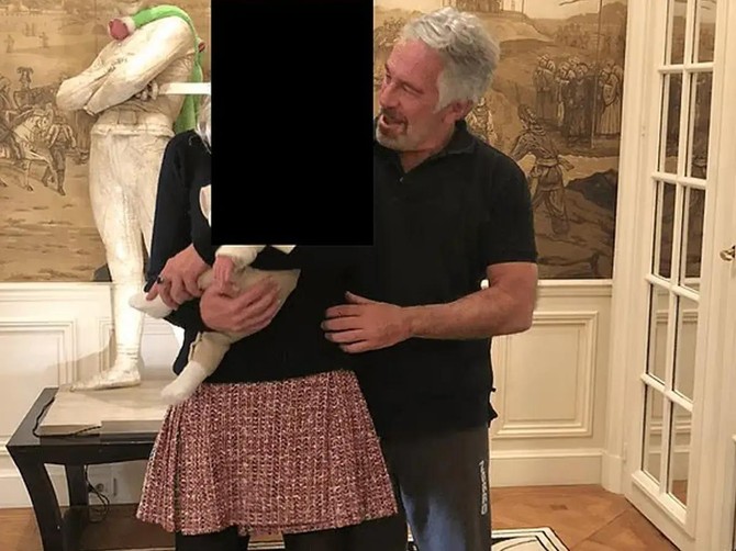Fotografija na kojoj Epstajn grli plavušu sa bebom u rukama