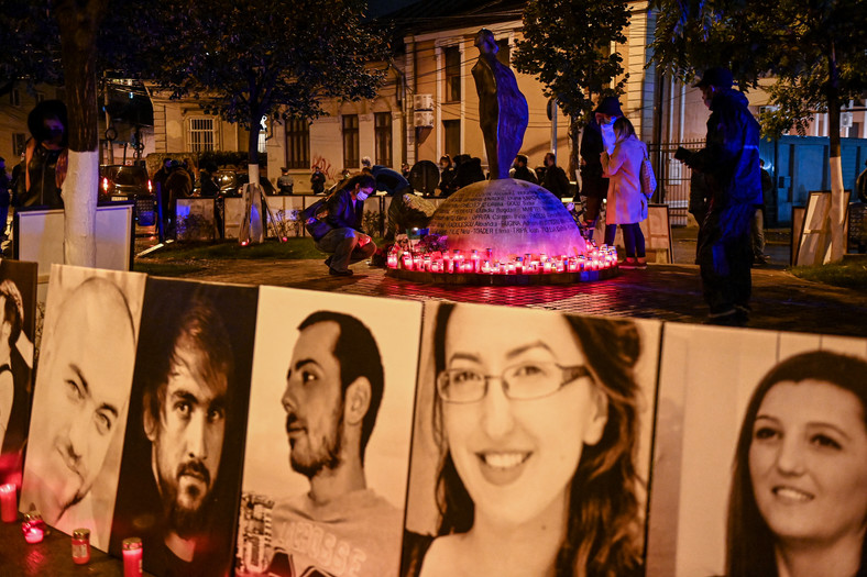 Imagini ale victimelor din jurul monumentului, care a fost ridicat în memoria victimelor incendiului clubului "colectiv" In Bucuresti