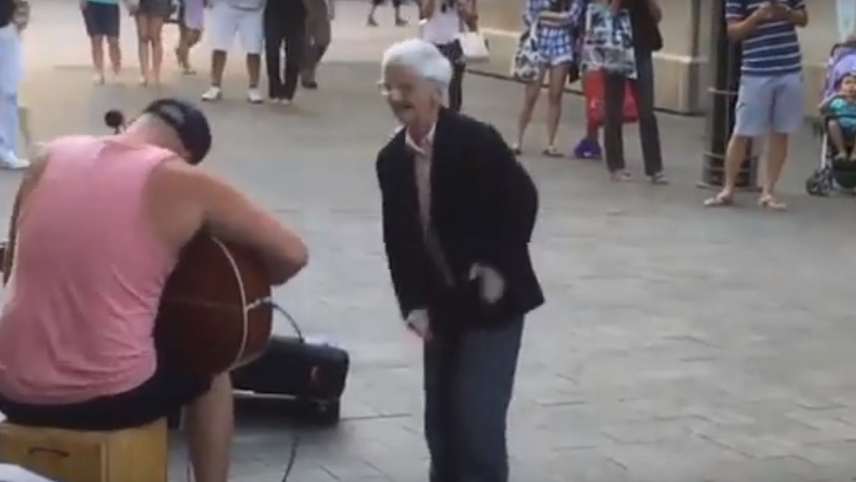 77-letnia Gail dała niezły popis w australijskim mieście Perth. Niczym nieskrępowana postanowiła zatańczyć do melodii granej przez ulicznych muzyków. Wideo, na którym ją uwieczniono, obejrzało już tysiące poruszonych internautów.