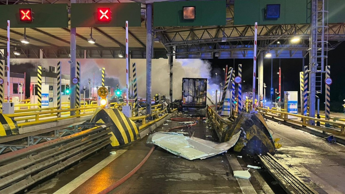 Kierowca ciężarówki staranował bramki na autostradzie