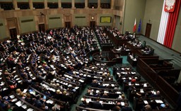 62. Posiedzenie Sejmu: Wyższa renta socjalna, cięcia w parlamencie i RODO