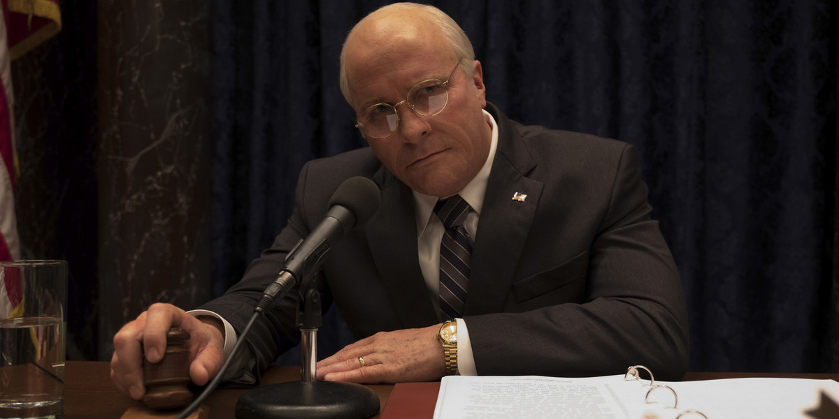 Christian Bale jako Dick Cheney.