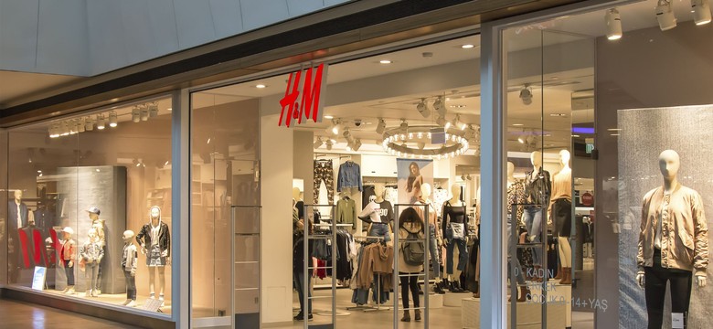 Na H&M wylała się fala krytyki za tę reklamę. Firma przeprasza