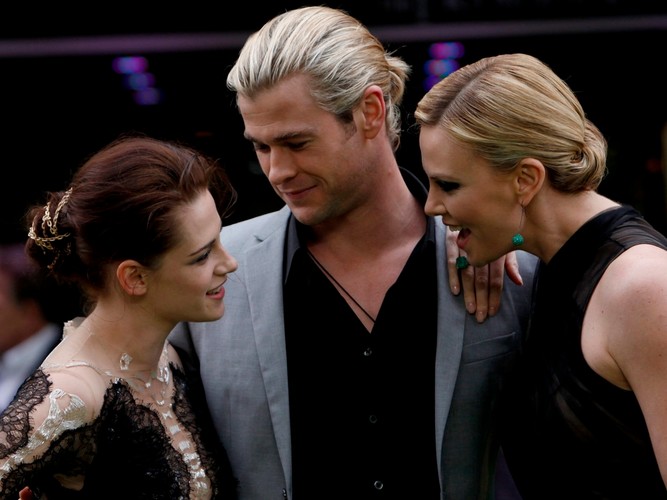 Kristen Stewart, Chris Hemsworth i Charlize Theron