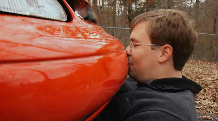 A férfi szereti simogatni az autó felületét, és fojtogatni is szokta a motorháztetőt, amikor szeretkezik vele / Fotó: YouTube