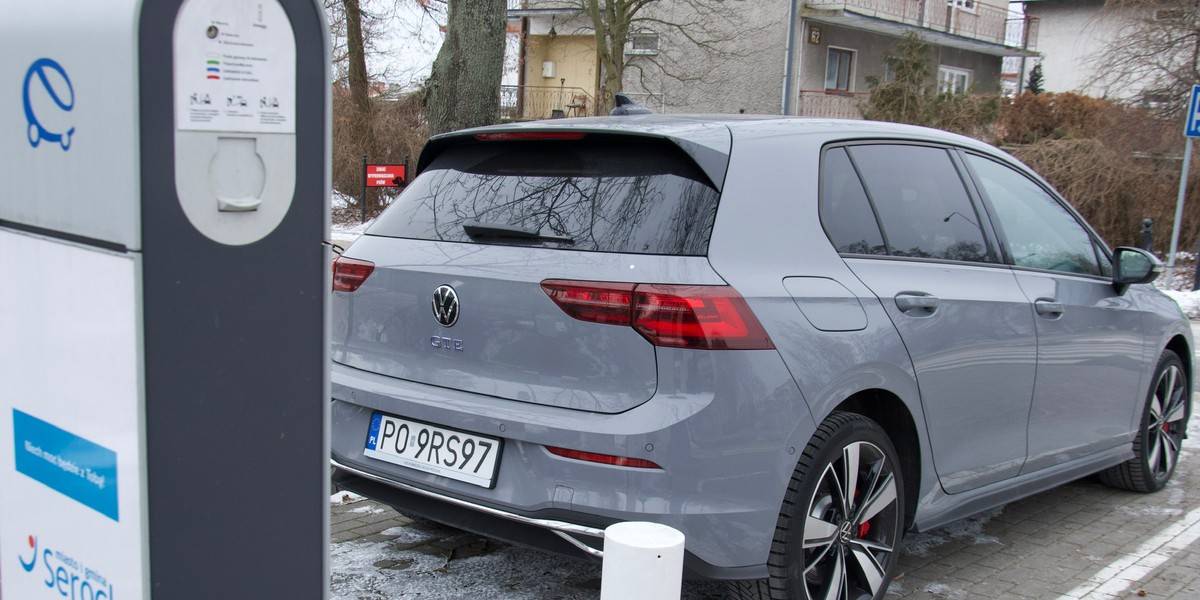 Volkswagen Golf GTE może być ładowany z gniazdka lub ze stacji. Gdy źródła prądu brak, zostaje stacja paliw i wlew do baku. 