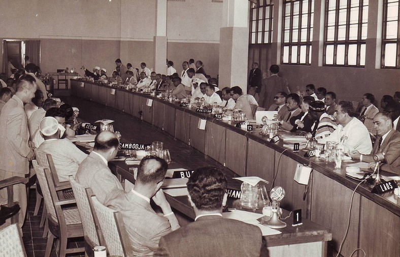 Posiedzenie plenarne sekcji ekonomicznej podczas konferencji w Bandungu, 20 kwietnia 1955 r.