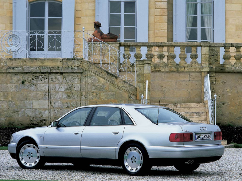 BMW Serii 7 E38 vs. Audi A8 D2 luksus w przystępnej