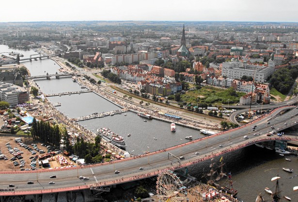 Najbardziej przedsiębiorczy okazują się mieszkańcy województwa zachodniopomorskiego: w 2002 roku ubiegłym na sto osób niemal co szósta pracowała na własny rachunek. Okazuje się, że mieszkańcy tego regionu przodują w biznesie od co najmniej dziesięciu lat – w 2002 r. również zajmowali w tym rankingu pierwsze miejsce. – To efekt tego, że po likwidacji wielu dużych przedsiębiorstw w tym regionie szybko zwiększała się liczba małych firm usługowych, handlowych czy turystycznych – wyjaśnia Barbara Bartkowiak, prezes Polskiej Fundacji Przedsiębiorczości w Szczecinie. Jej zdaniem mieszkańcy zachodniopomorskiego szybko dostrzegli szanse związane z jego położeniem geograficznym: bliskość granicy z Niemcami oraz dostęp do morza. Na zdjęciu Trasa Zamkowa w Szczecinie.