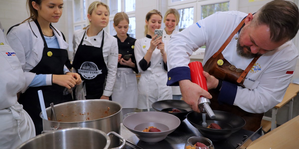 Jakub Wolski z uczniami Gastronomika w Łodzi przyrządza potrawy na Święto Niepodległości