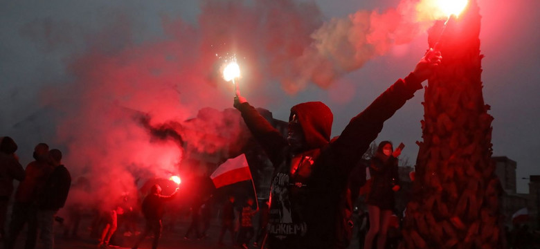 Starcia z policją, podpalenie mieszkania. Tak wyglądał Marsz Niepodległości w Warszawie [FOTO i WIDEO]