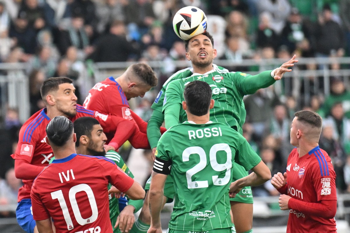 Piłkarz Radomiaka Radom Leonardo Rocha (C-tył) podczas meczu Ekstraklasy z Rakowem Częstochowa