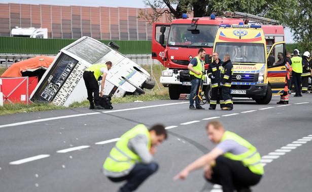 Wypadek autobusu wycieczkowego na trasie Łódź - Gdańsk. Dwie osoby nie żyją, jest wielu rannych. Śmigłowce LPR w akcji