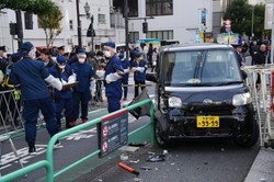 Samochód wbił się w barierę wokół ambasady Izraela. Aresztowano kierowcę