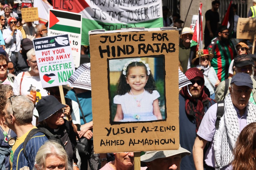 Demonstranti drže sliku Hind Radžab na propalestinskom protestu u Londonu u julu tekuće godine