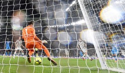 Szczęsny przepuścił piłkę między nogami. Triumf Napoli w Turynie [WIDEO]