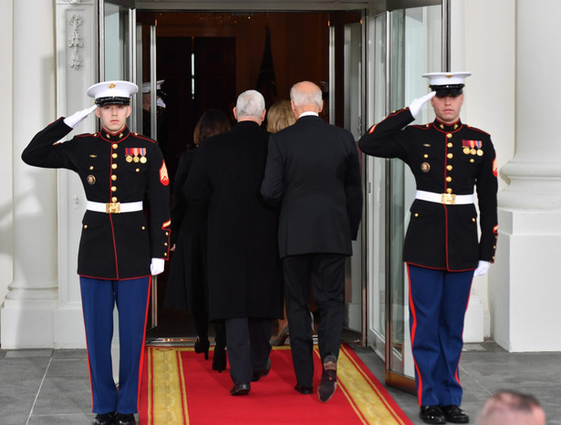 Donald Trump i Barack Obama, wraz z małżonkami Melanią i Michelle, przybyli na Kapitol wspólnie.