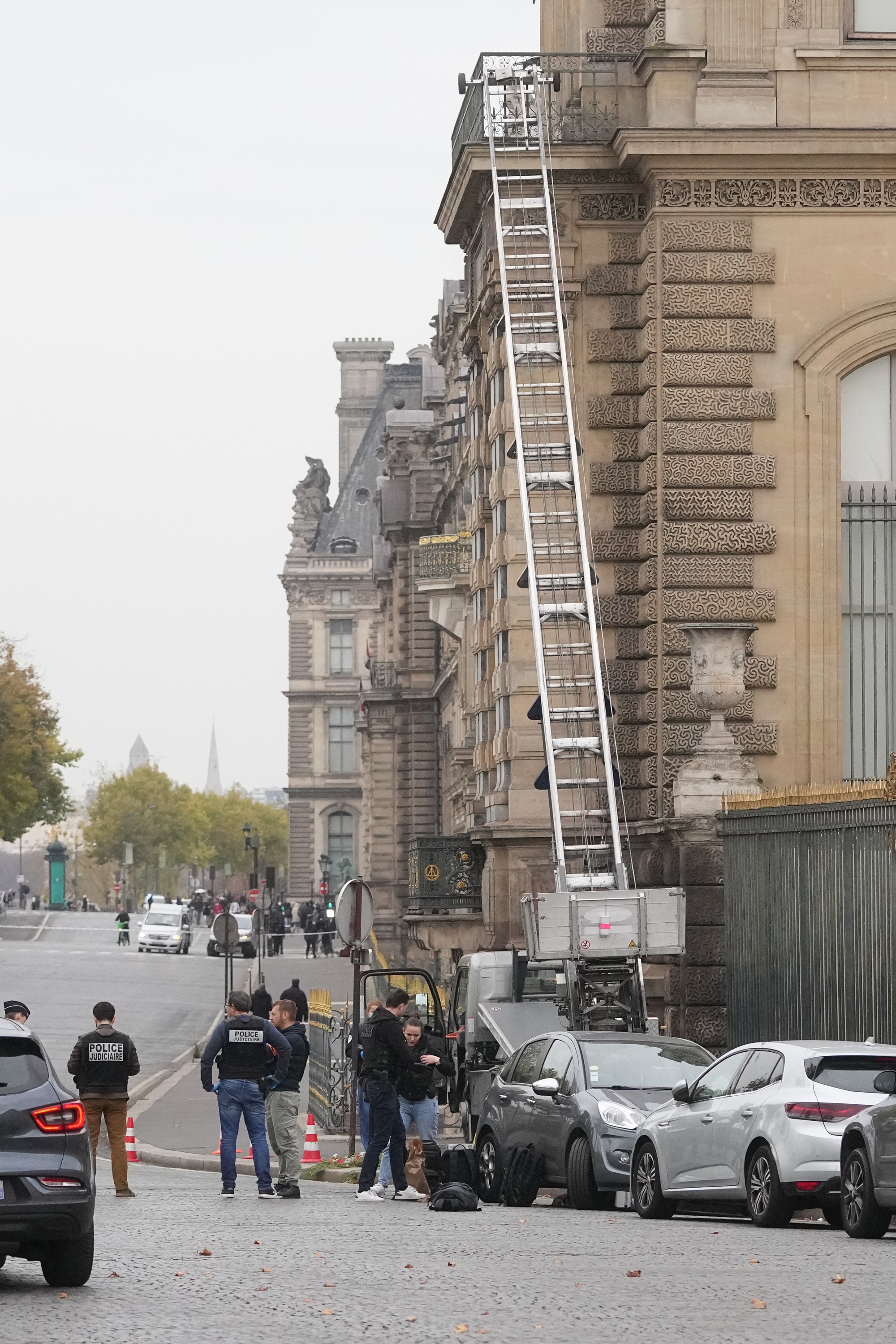 Deväť šperkov z Napoleonovej a cisárovnej zbierky zmizlo z Louvru.