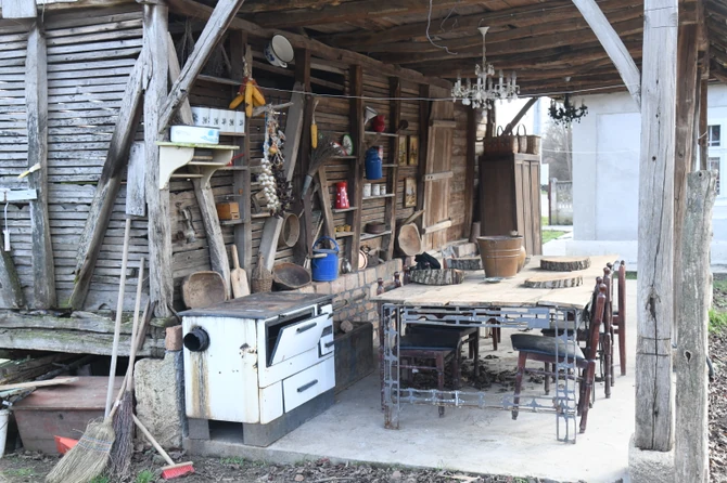 Letnja kuhinja ispod koša