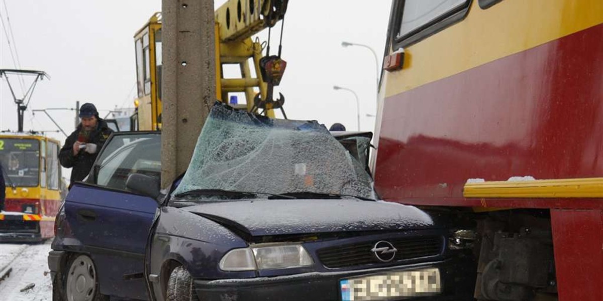 Zmiażdżył go tramwaj i nic mu nie jest! 