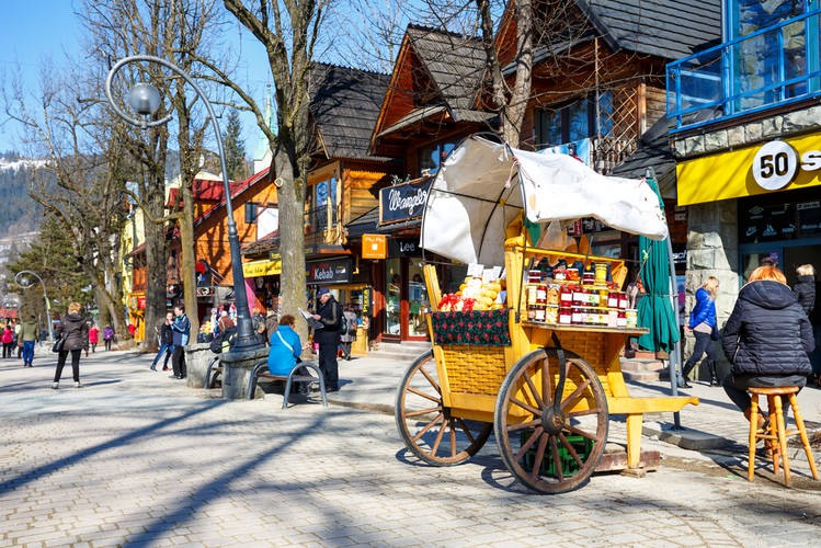 <strong>Krupówki, Zakopane</strong>
<br><br>
Już sam dojazd do Zakopanego będzie drogą przez mękę. 