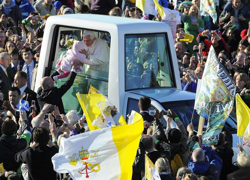 Papież zabrał polskie dziecko do auta