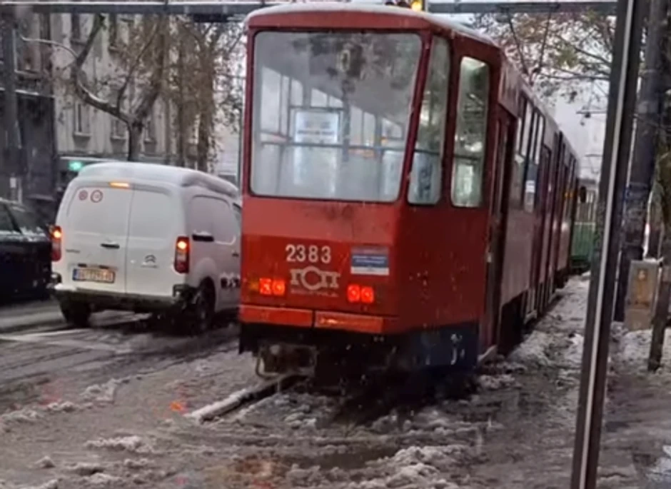 Tramvaj ispao iz šina na Slaviji