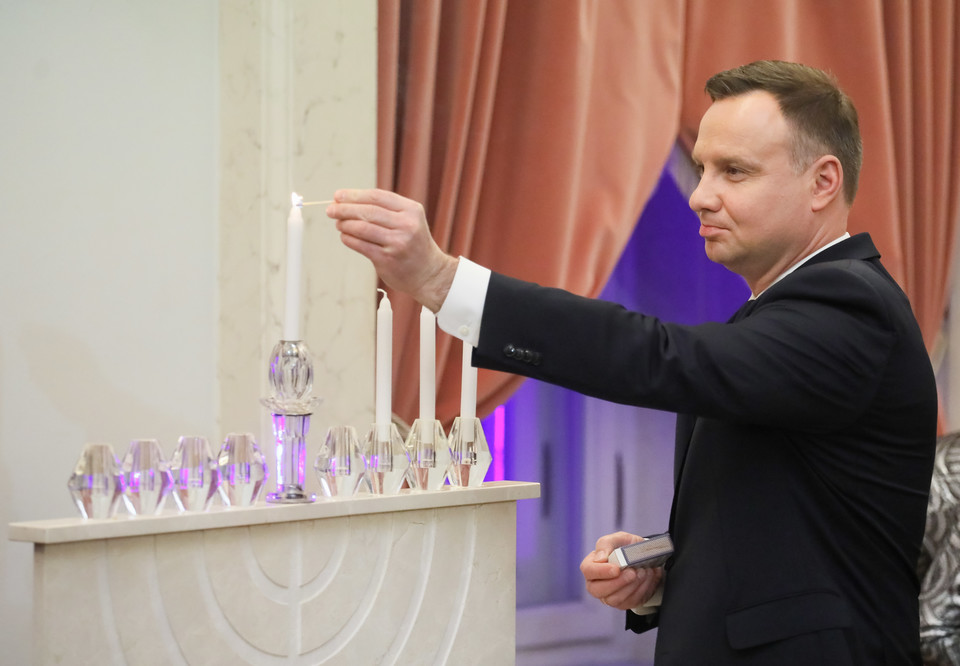Andrzej Duda podczas uroczystości zapalenia świec chanukowych