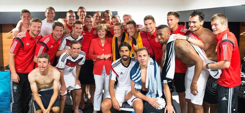 Angela Merkel wparowała do szatni niemieckich piłkarzy. Nie wszyscy byli ubrani. ZDJĘCIA