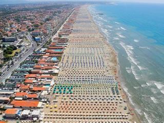 Plaża w Viareggio. We Włoszech połowa sierpnia to szczyt sezonu wakacyjnego