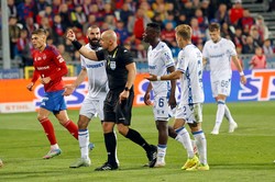 W meczu Raków - Lech piłka do siatki wpadła osiem razy. Sędzia Marciniak anulował aż 4 gole