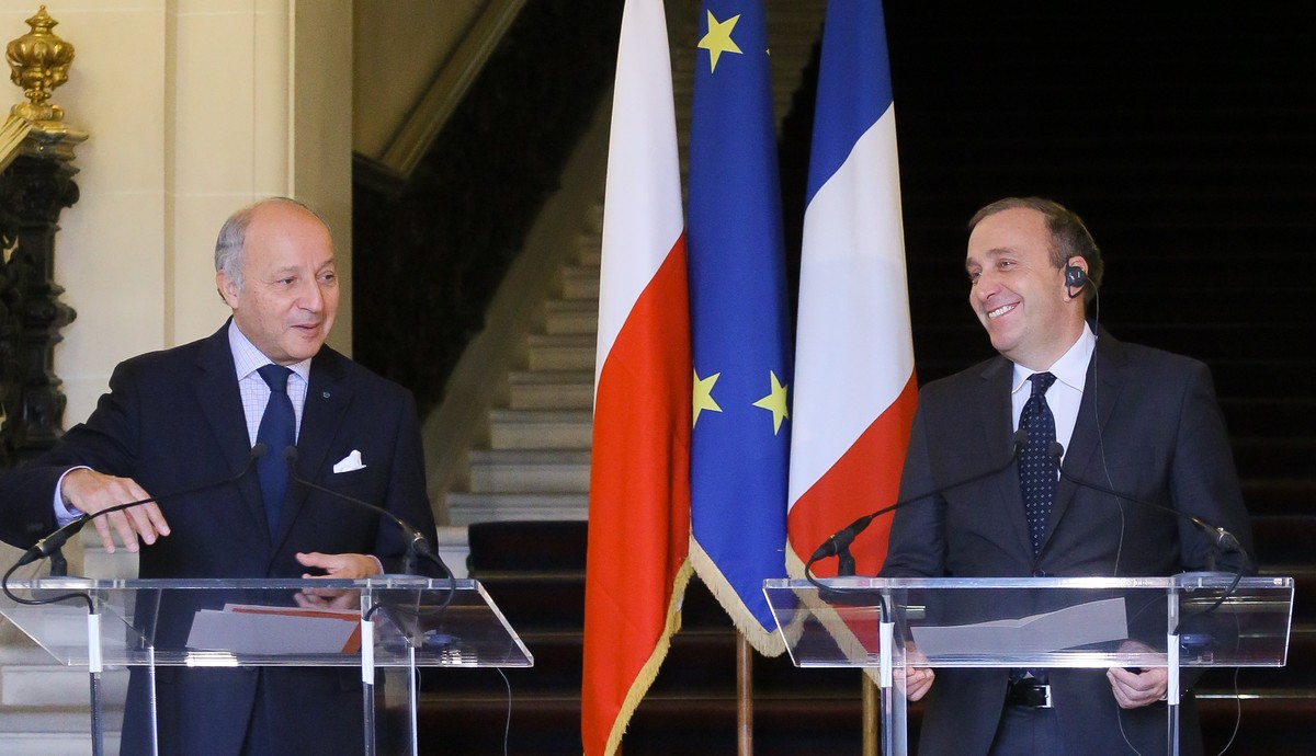 Minister spraw zagranicznych Grzegorz Schetyna (P) i minister spraw zagranicznych Francji Laurent Fabius (L)
