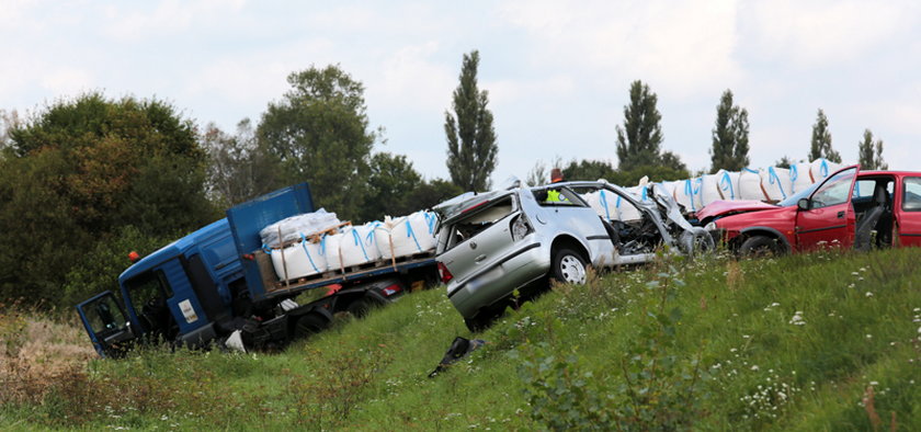 Tir zderzył się z dwoma osobówkami