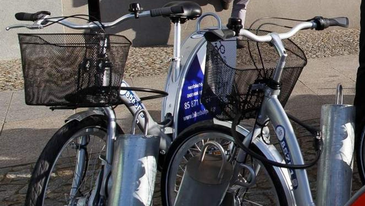 Monitoring miejski przy ul. Wiejskiej w Białymstoku pomógł uchronić BiKeR-y przed dewastacją. Straż miejską wsparł świadek wandalizmu.