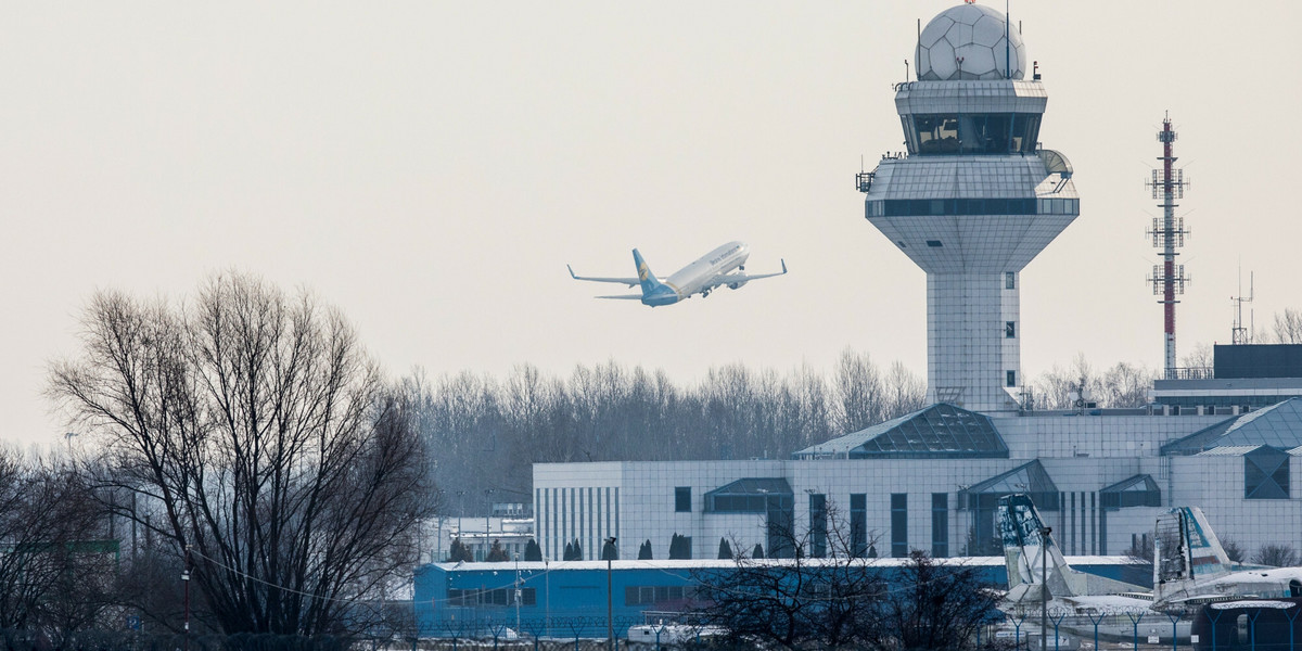 Polska Agencja Żeglugi Powietrznej zatrudnia w Polsce ponad 600 kontrolerów ruchu lotniczego. Od ubiegłego roku wprowadziła zasadę, że dyżur na wieży może pełnić jeden, a nie dwóch kontrolerów. 