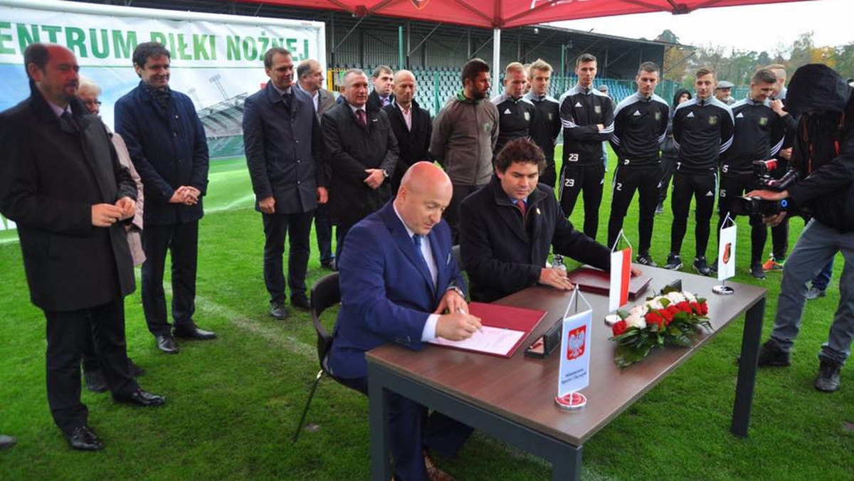 W sobotę w Stalowej Woli podpisano umowę, która zainaugurowała budowę Podkarpackiego Centrum Piłki Nożnej. W założeniu ma być to centrum treningowe reprezentacji młodzieżowych z trzech województw.
