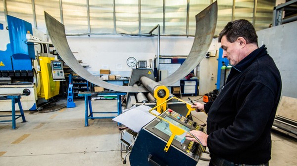 W laboratorium znajdują się takie urządzenia jak frezarka CNC, tokarka, prasa hydrauliczna, zwijarka do blachy, wycinarka wodna i wiele innych.