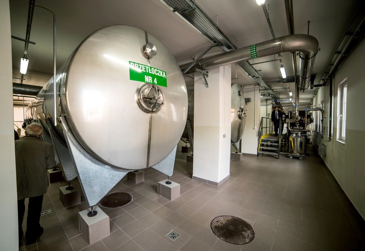 Surowcem do wytwarzania biosurfaktantów jest śruta rzepakowa, która jest pozostałością po produkcji oleju w olejarni.

<br>(PAP) rau/ mhr/
<br><br> fot. (tż/zuz) PAP/Tytus Żmijewski