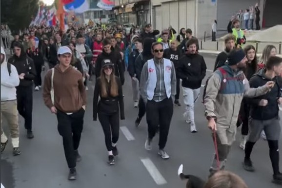 Pristalice Studentske liste iz Novog Sada pešače do Beograda na završni skup, među njima i Ilija Srdanović