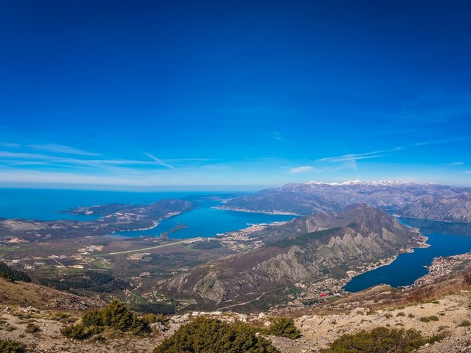 Boka Kotorska krije neke od najlepših plaža Crne Gore, a posebno se izdvaja rt Veslo 