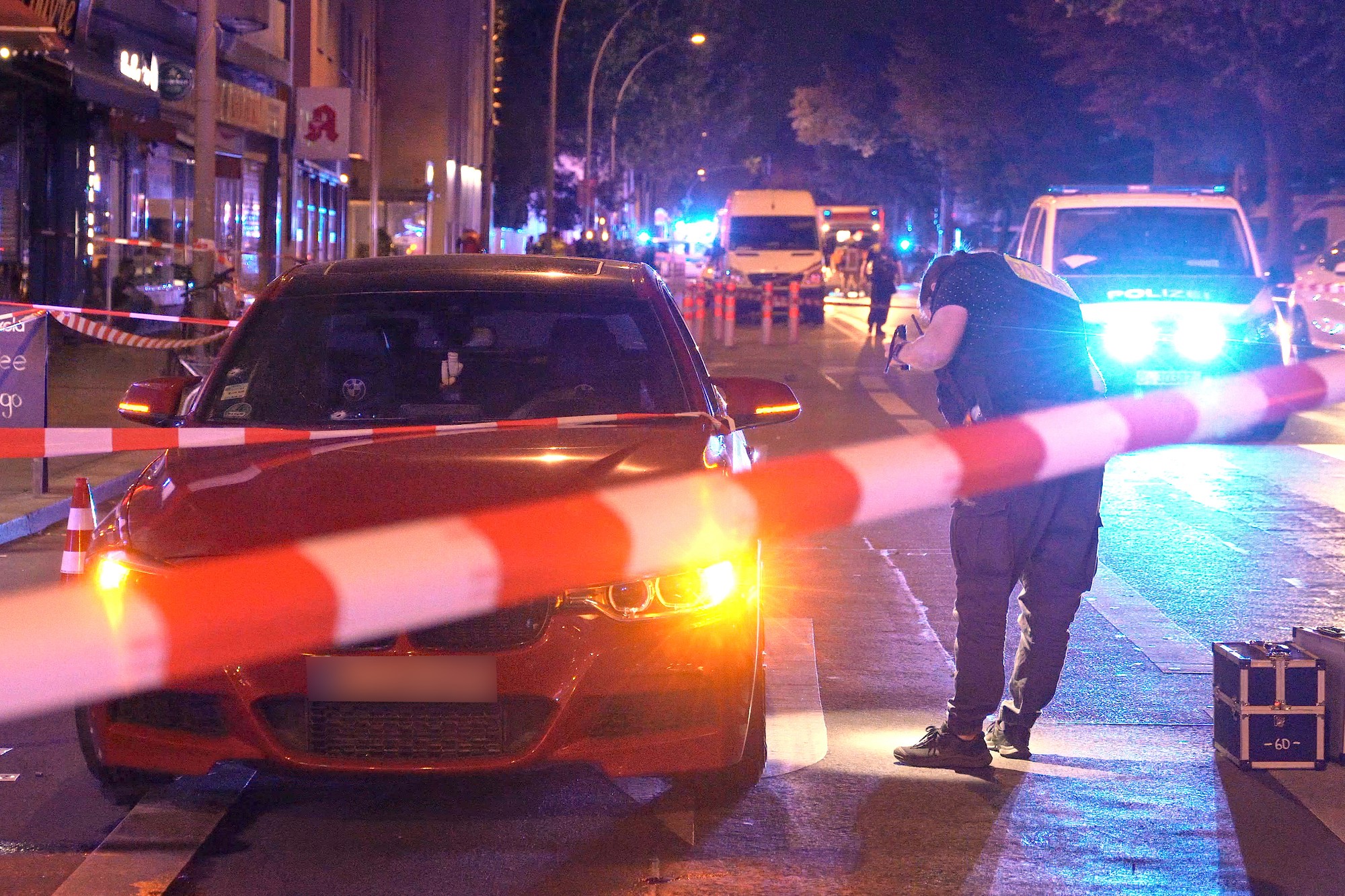Policajti zaisťujú stopy po streľbe v nemeckej metropole Berlín.