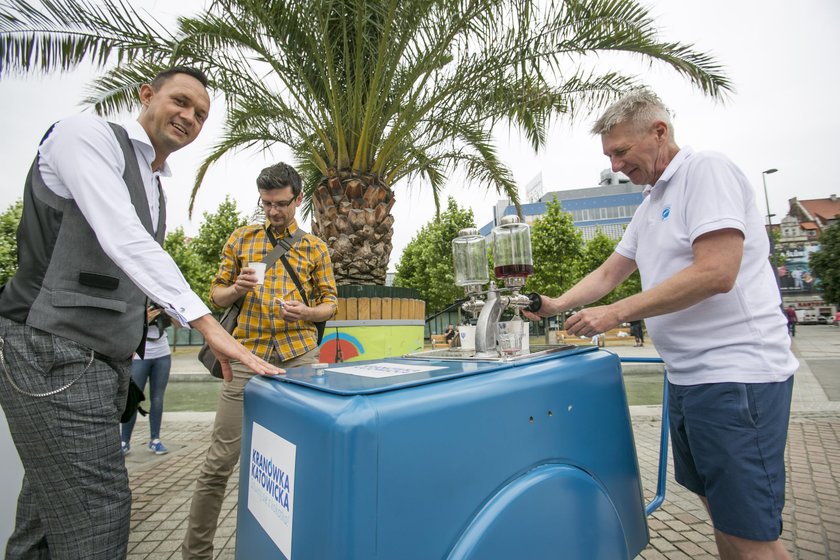 W Katowicach leją kranówkę z saturatora